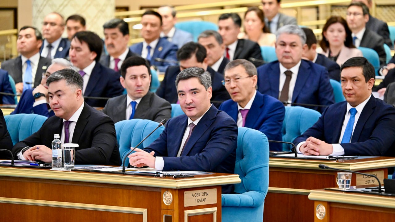1 миллионнан астам адам ЖИ-мен жұмыс істеу негіздерін үйренді