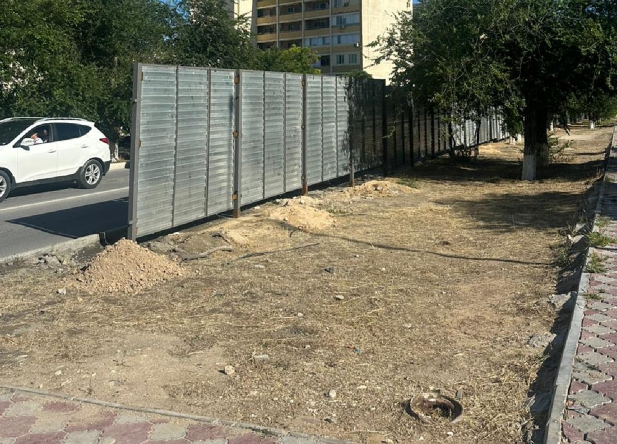 Ақтауда саябаққа қойылған қоршау тұрғындардың наразылығын тудырды