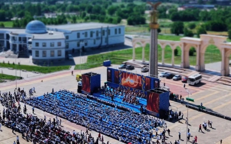 Ақтөбеде 1500 домбырашы бір мезетте күй орындады