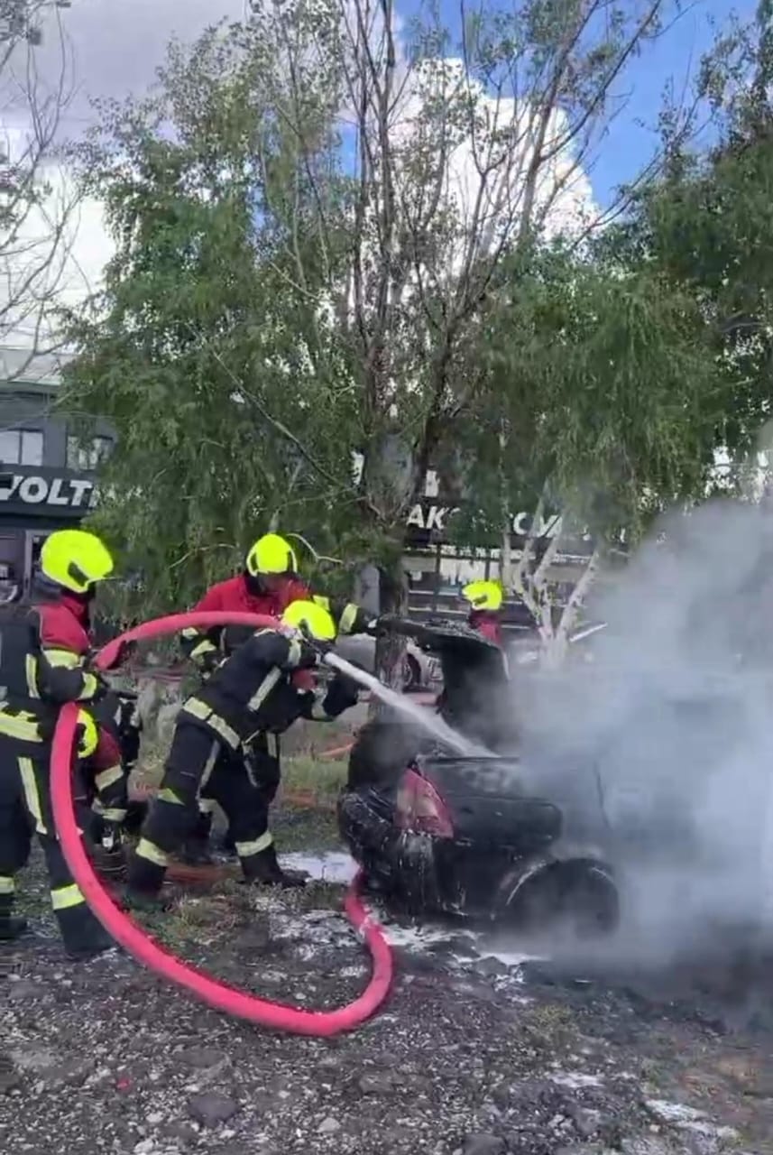 Елордалық өрт сөндірушілер жанып жатқан көлікті сөндірді