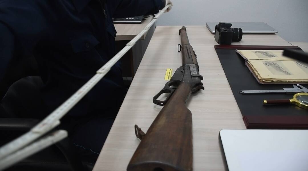 Атыраулық жылдар бойы үйінде сақталған Winchester 1895 қаруын полицияға тапсырды