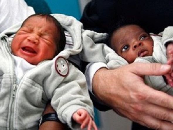 Twins born. Близнецы мусульмане. Близнецы с разными отцами. Двойняшки от разных отцов. Мусульманин и ее двойняшки дети.