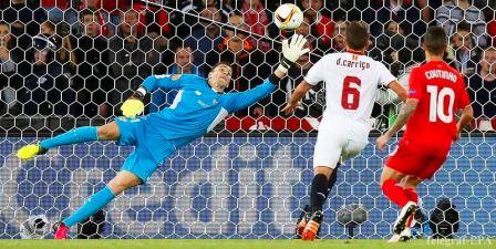 epa05315386 Sevilla's goalkeeper David Soria (L) receives Liverpool's 1-0 lead during the UEFA Europa League final between Liverpool FC and Sevilla FC at the St. Jakob-Park stadium in Basel, Switzerland, 18 May 2016. EPA/PETER KLAUNZER