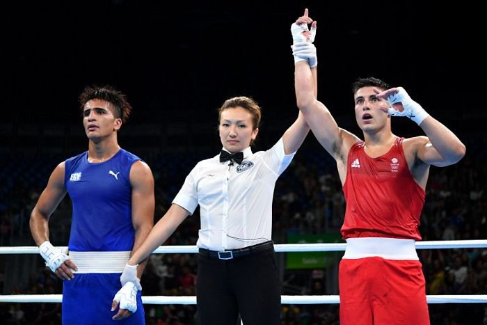 Great Britain's Josh Kelly (R) celebrates winning against Egypt's Walid Mohamed during the Men's Welter (69kg) match at the Rio 2016 Olympic Games at the Riocentro - Pavilion 6 in Rio de Қаңeiro on Тамust 8, 2016. / AFP PHOTO / Yuri CORTEZ