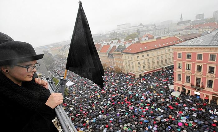 04-10-polsha-protest