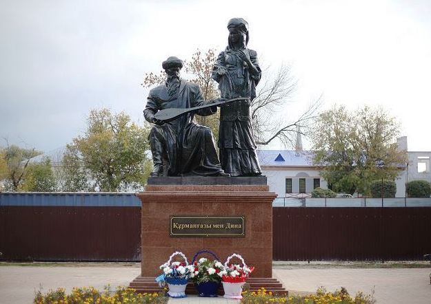 Памятник курмангазы. Памятник Курмангазы Атырау. Памятник+Курмангазы+в+Актау.