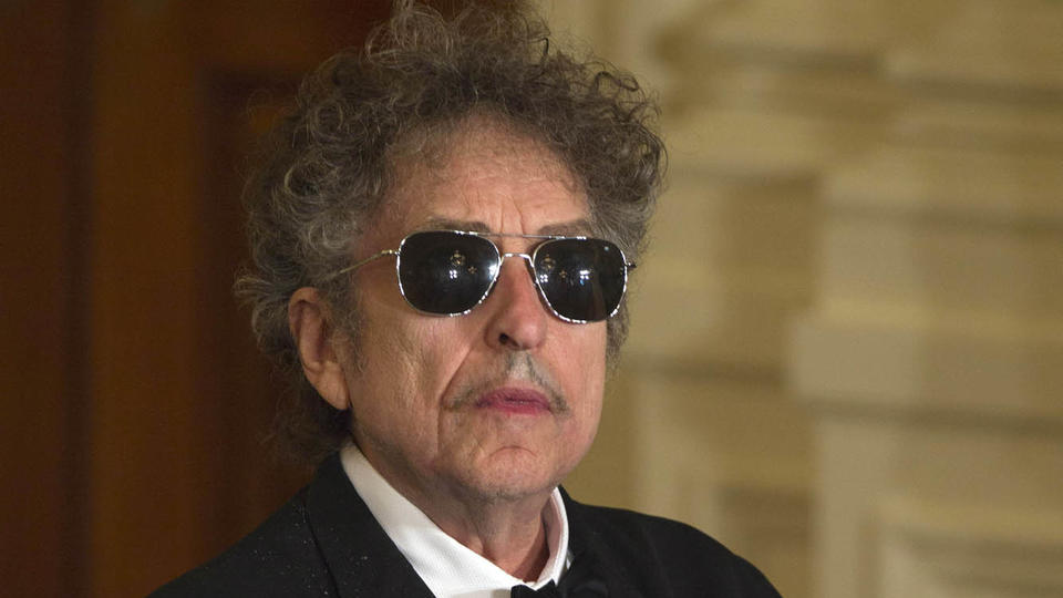 Bob Dylan attends the Presidential Medal of Freedom ceremony in the East Room of the White House, Tuesday, Мам 29, 2012, in Washington. (AP Photo/Carolyn Kaster)